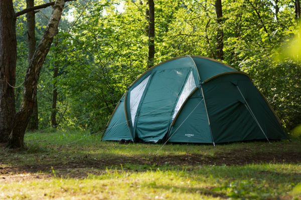 Comment choisir une tente adaptée pour un camping en région de climat méditerranéen?