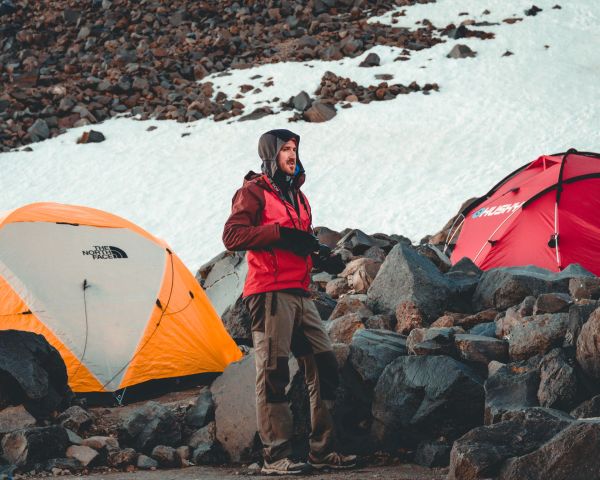 Comment organiser un camping pour une expédition d'escalade en région alpine?
