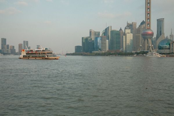 Quelle croisière propose des ateliers de peinture sur soie avec des artistes en Chine ?
