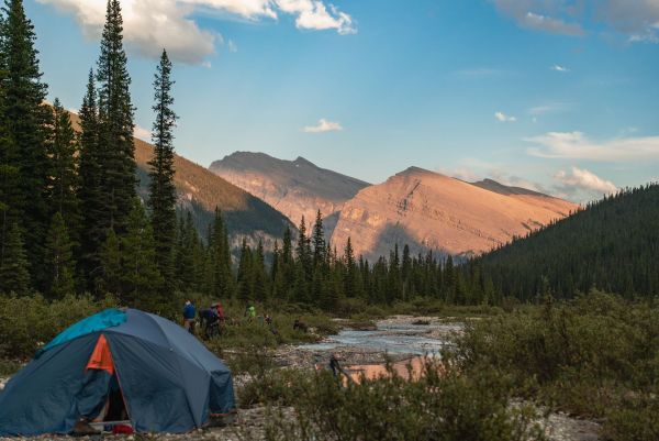 Quels sont les conseils pour un camping en toute sécurité en région de montagnes rocheuses?